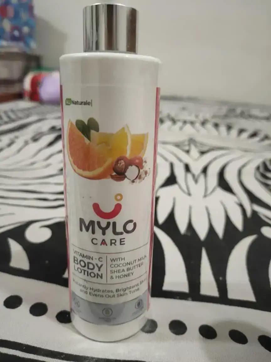 Vitamin C Body Lotion | Provides Deep Moisturization | Evens Out Skin Tone | Nourishes & Soothes Irritated Skin - 275 ml