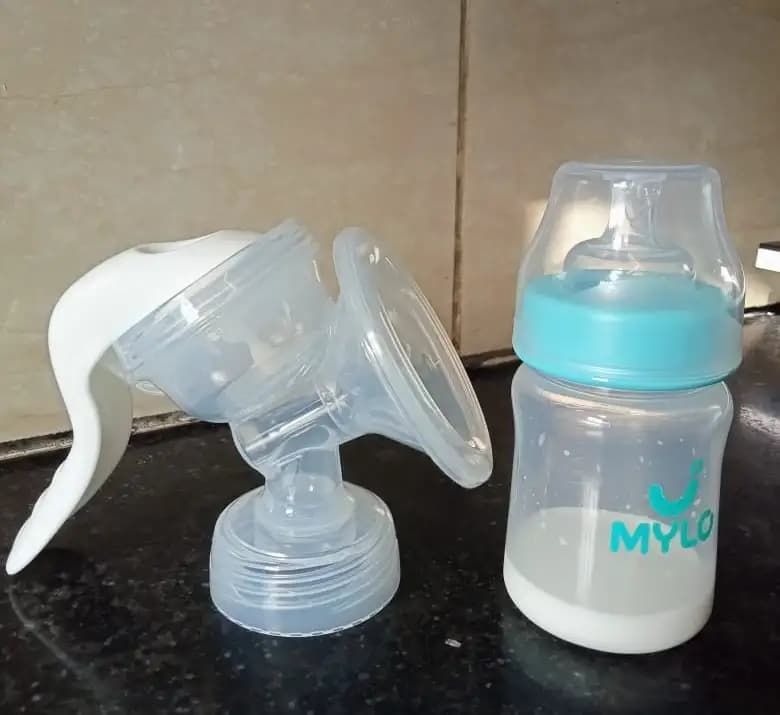 Manual Breast Pump With Bottle (150 ml)