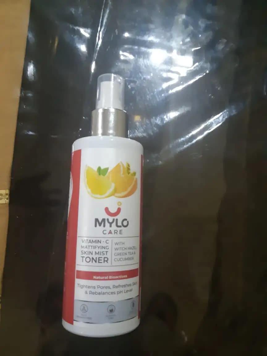 Vitamin C Mattifying Skin Mist Toner - Tightens Pores | Soothes Skin Irritation | Removes Impurities | Brightens Complexion - 200 ml