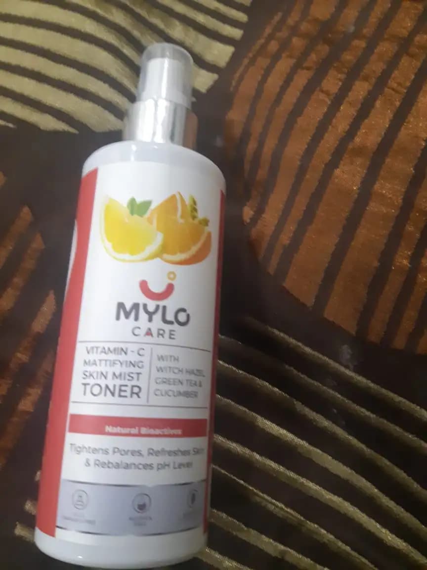 Vitamin C Mattifying Skin Mist Toner - Tightens Pores | Soothes Skin Irritation | Removes Impurities | Brightens Complexion - 200 ml