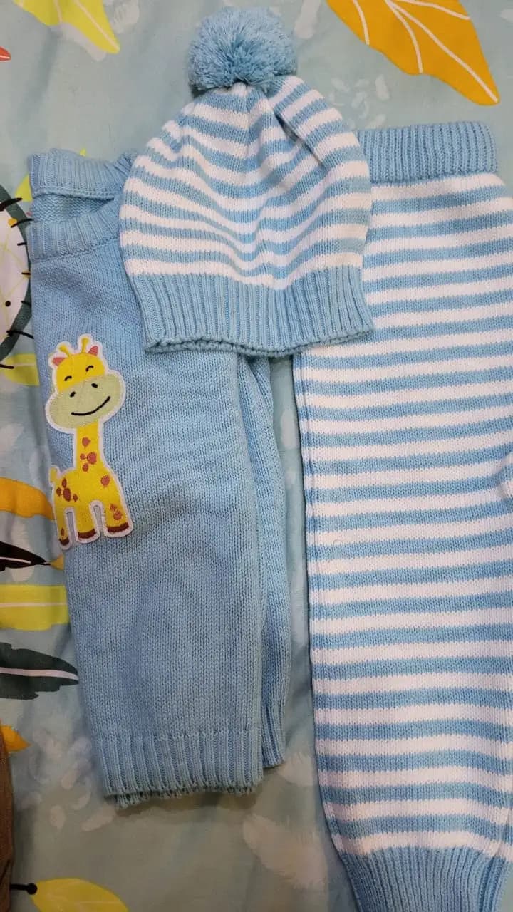 Baby Full Sleeves Sweater and Stripe Pant Set with Cap in 100% Cotton – Blue Giraffe (0-3M)