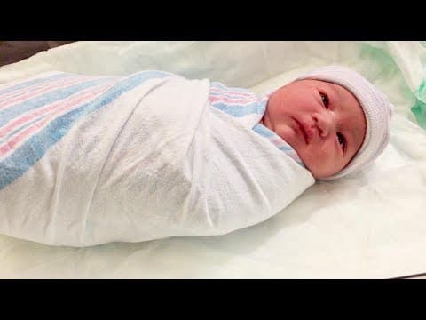 How To Swaddle A Baby / Swaddle A Newborn Baby 3 Easy Ways