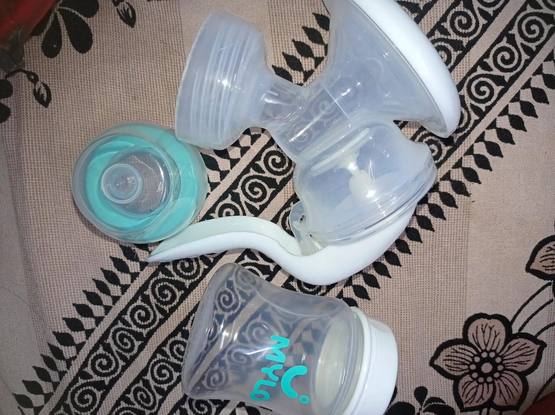 Manual Breast Pump For Feeding Mothers | Anti Colic & BPA Free | Compact & Lightweight | Easy to hold | Easy to Clean | With Bottle (150 ml)