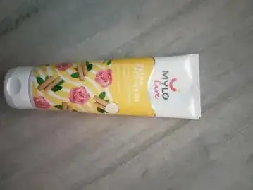 Ubtan Face Wash with Saffron, Nalpamaradi Oil & Turmeric | Brightens Skin | Removes Dead Skin Cells | Fights Acne | Lightens Skin (100 gm)