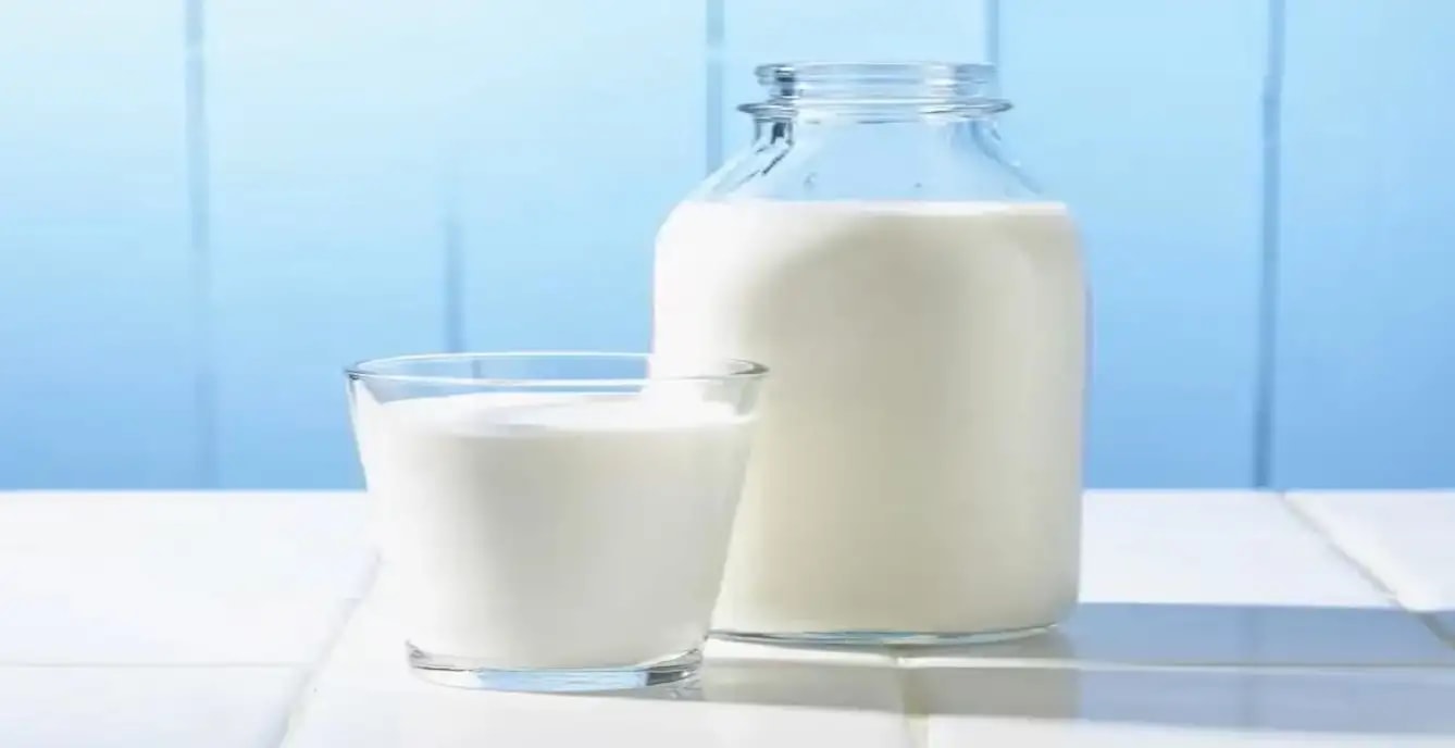 குழந்தைகளுக்கு எந்த வயதில் பசும்பால் கொடுக்கலாம்?(At What Age is Cow Milk For Baby Suitable to Consume? In Tamil) 